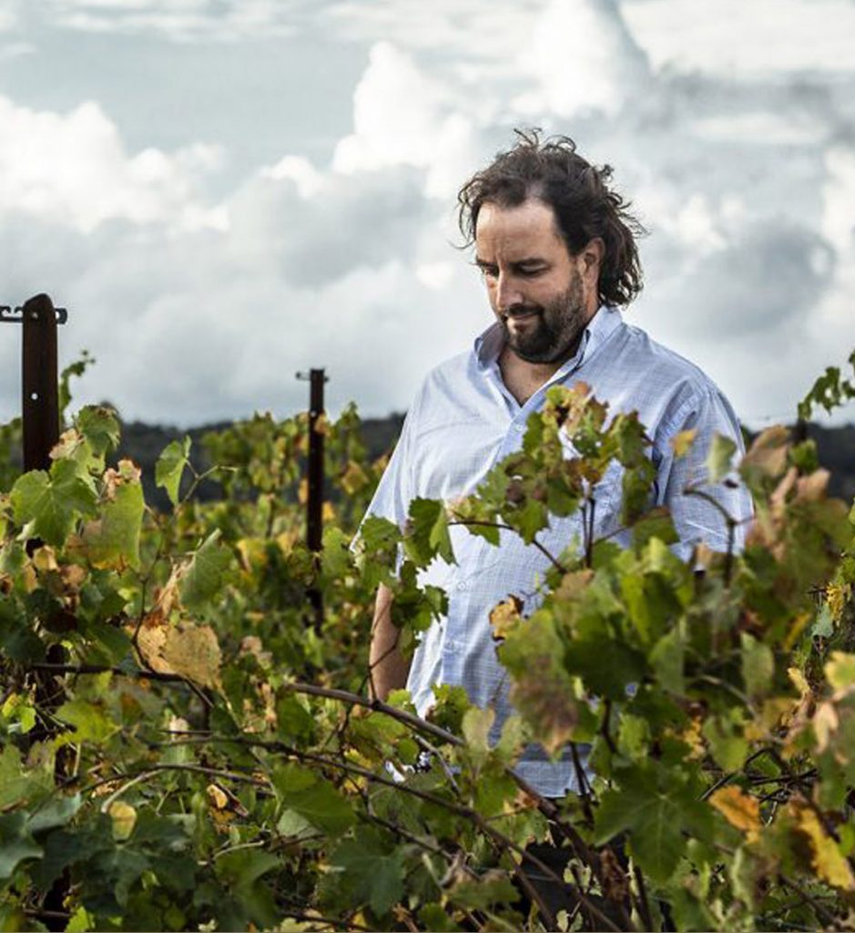 Baptiste Lalfert dans les vignes du Clos Lalfert, à Aniane